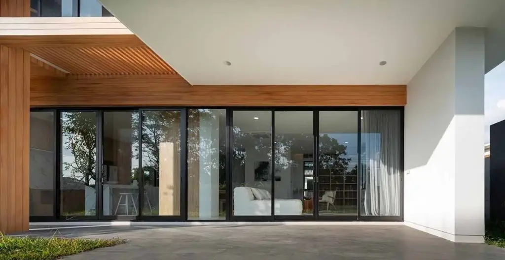 keunggulan pintu aluminium TOSTEM